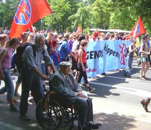 Karl Richter beteiligt sich im Rollstuhl an der Falken-Demonstration.